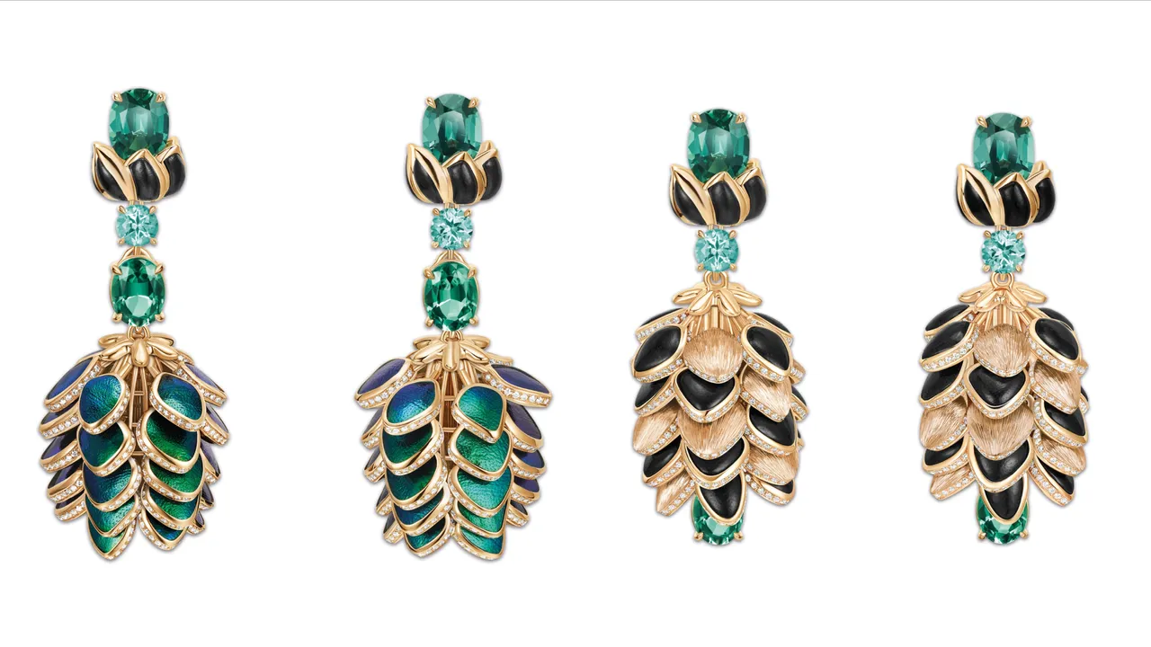 Silua18K玫瑰金綠碧璽鑽石耳環,18K玫瑰金、鑲嵌2顆橢圓形切割綠碧璽,(各重2.13克拉與2.16克拉)、2顆橢圓形切割綠碧璽(各重1.48克拉和1.51克拉)、2顆圓形切割帕拉伊巴碧璽(總重1.01克拉)、1223顆圓形切割美鑽(總重約3.54克拉),以及鞘翅與黑檀木,全球限量1件,1110萬元。品牌提供