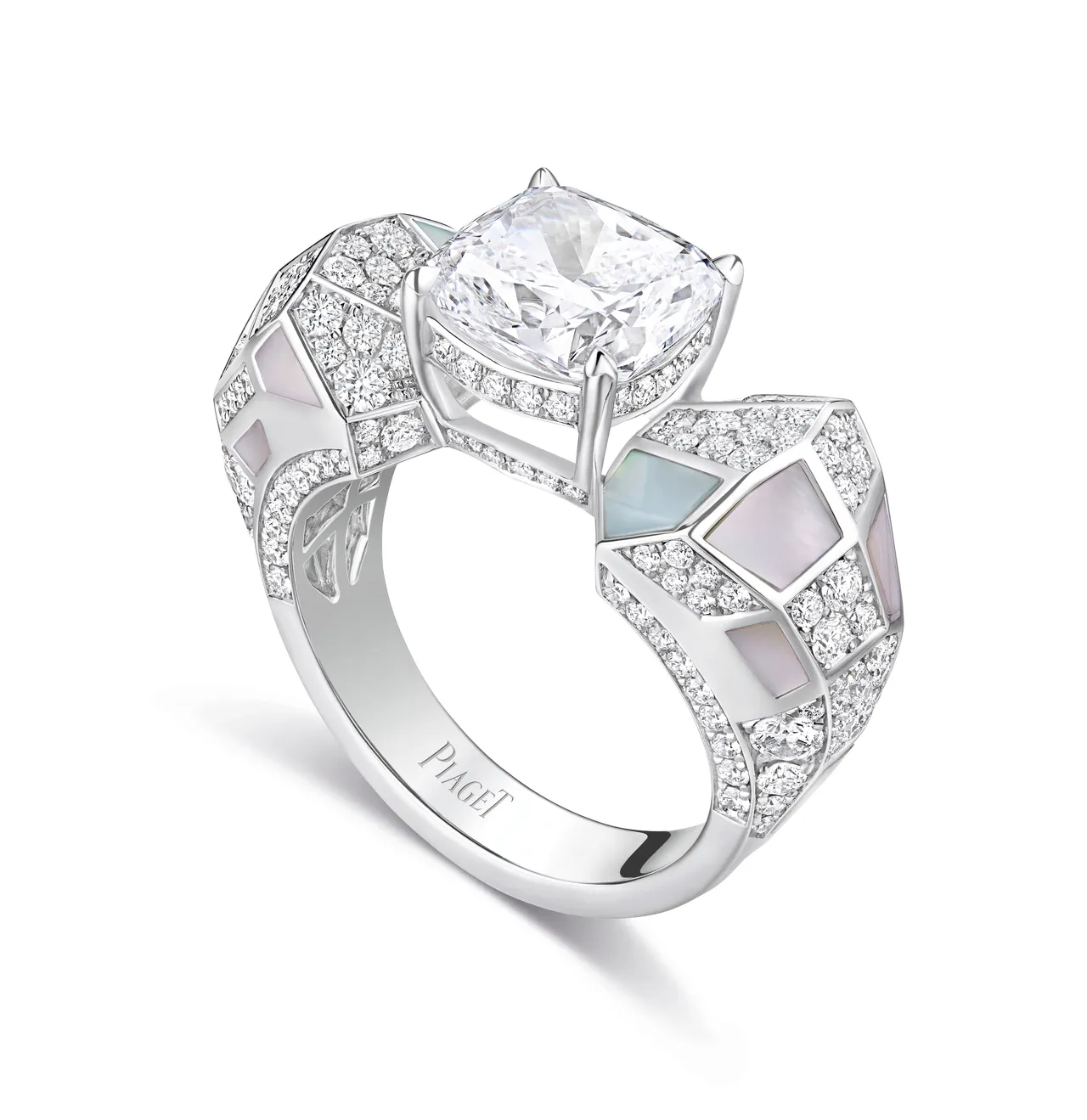 Roscida 18K白金珍珠母貝鑽石戒指,18K
白金、鑲嵌3.51克拉單顆枕形切割D VVS2美鑽、194顆圓形切割
美鑽(總重1.43克拉)、白色與粉色珍珠母貝,935萬元。品牌提供