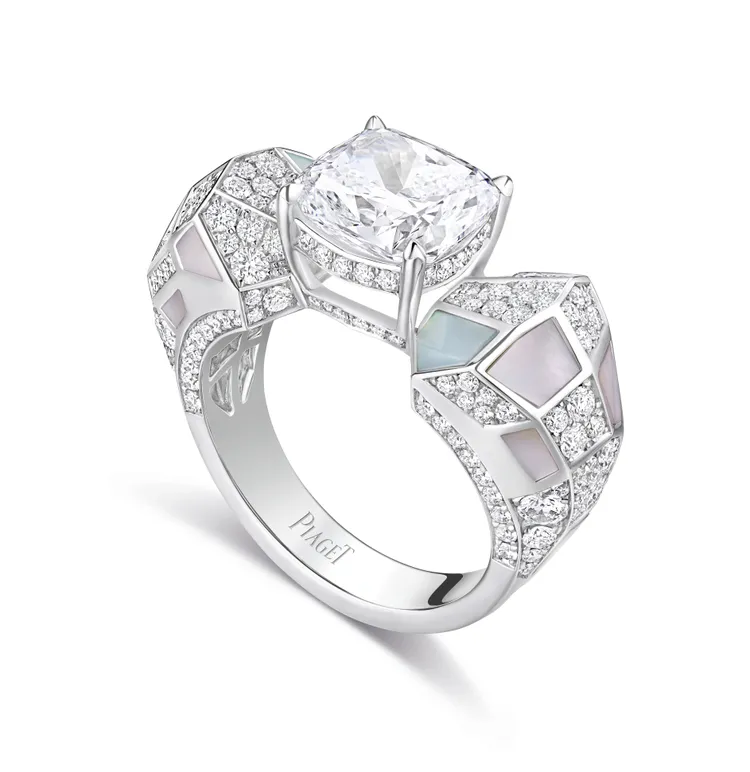 Roscida 18K白金珍珠母貝鑽石戒指，18K
白金、鑲嵌3.51克拉單顆枕形切割D VVS2美鑽、194顆圓形切割
美鑽（總重1.43克拉）、白色與粉色珍珠母貝，935萬元。品牌提供