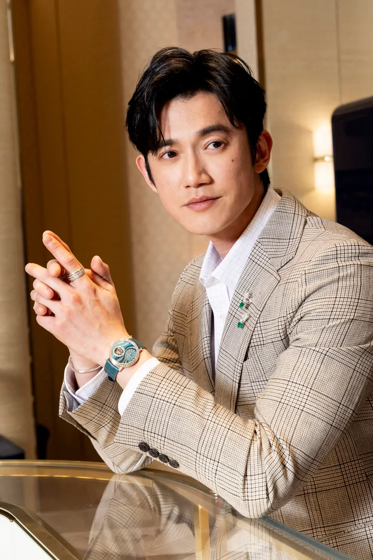 吳慷仁戴上使用12種材質製成的精美Altiplano Undulata 18K白金超薄手動上鍊陀飛輪珠寶腕錶，770萬元。品牌提供