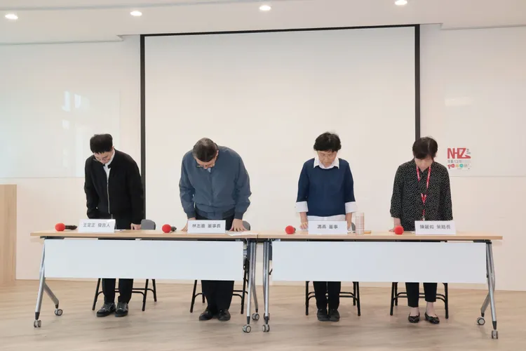林志嘉率領王定正、董事馮燕、陳麗如，起立鞠躬道歉。莊宗達攝