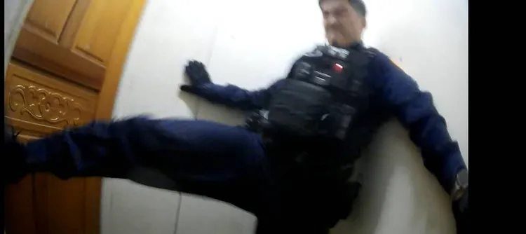 警方踹門。蘆竹警分局提供