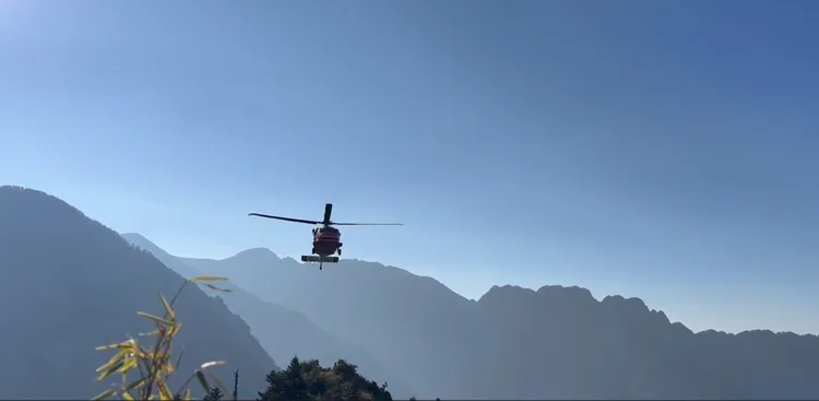 山友遺體由直升機載送至塔塔加停車場。翻攝畫面