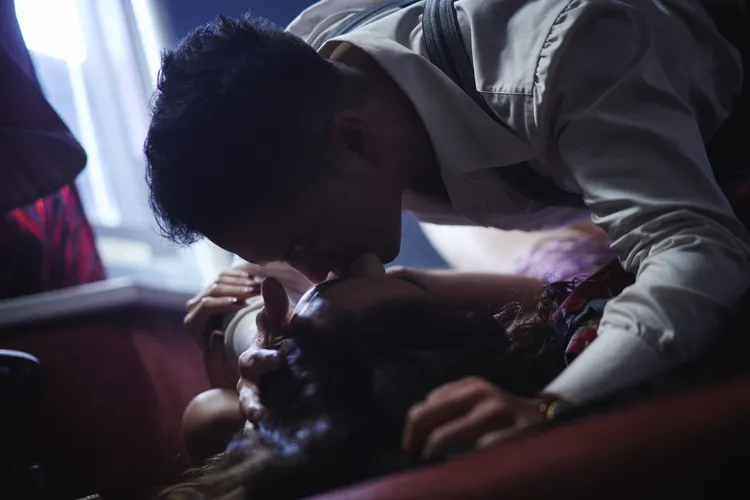 市原隼人（上）和周曉涵有多場親暱戲。欣蘭企業提供