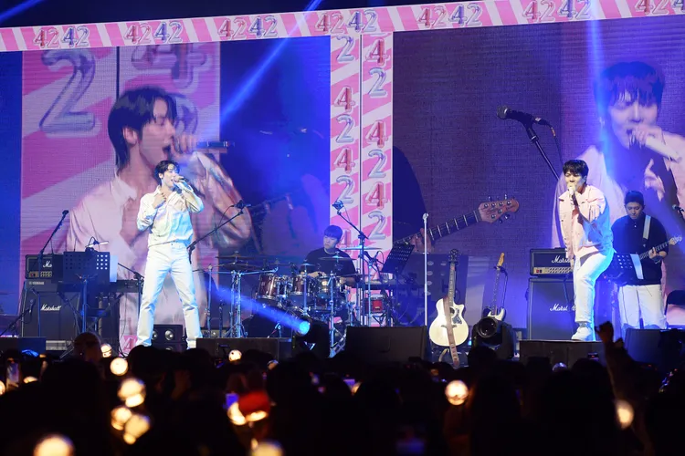 李承協（左）驚呼台灣粉絲完木頭人時都沒動。讀者提供