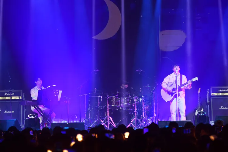 柳會勝（右）彈吉他，笑說會被當兵中的吉他手車勳念。讀者提供