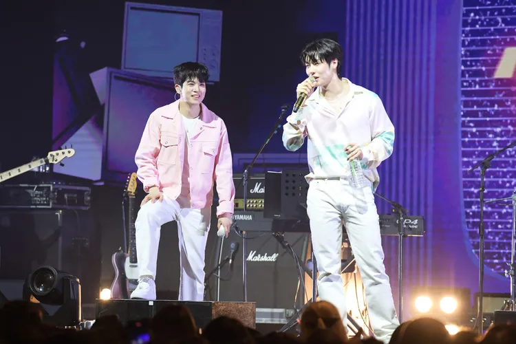 李承協（右）問粉絲是不是吃了補帖，柳會勝懷疑導演放了罐頭音。讀者提供