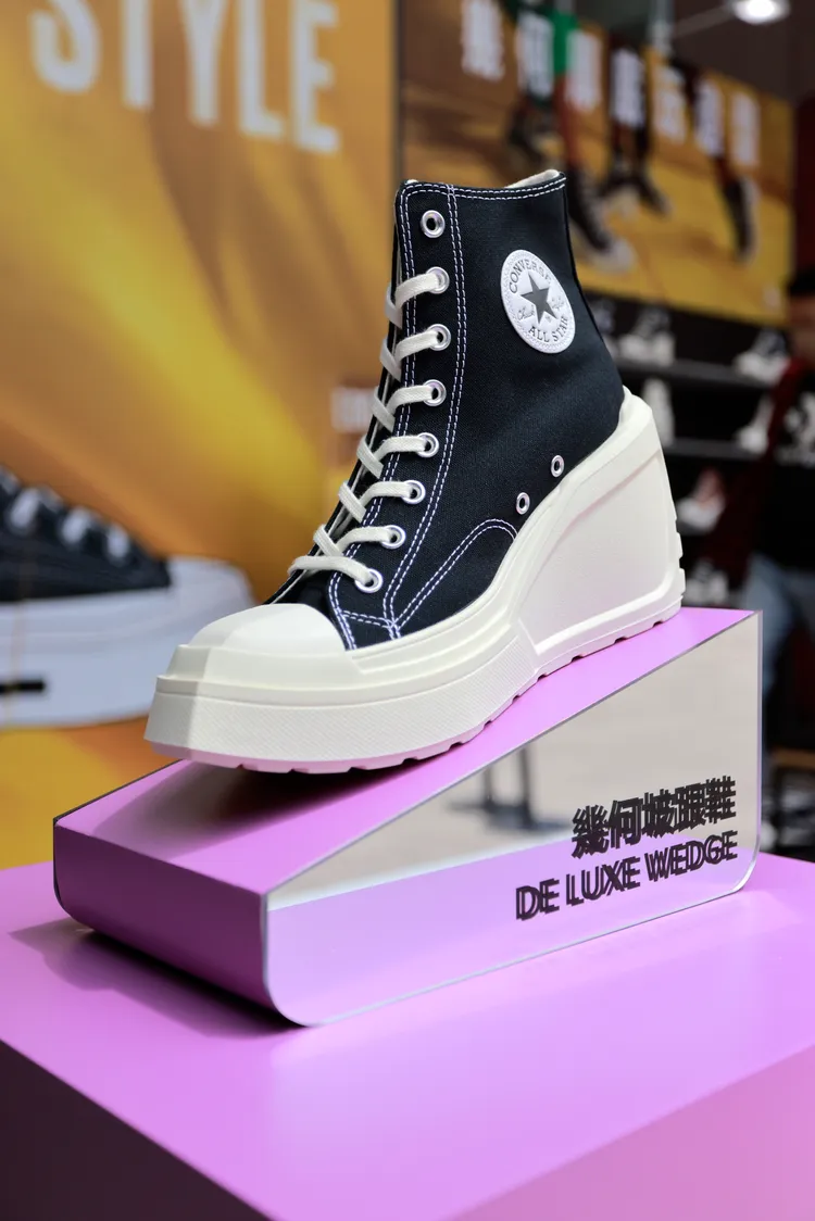 DE LUXE WEDGE幾何坡跟鞋輕盈又顯瘦。品牌提供