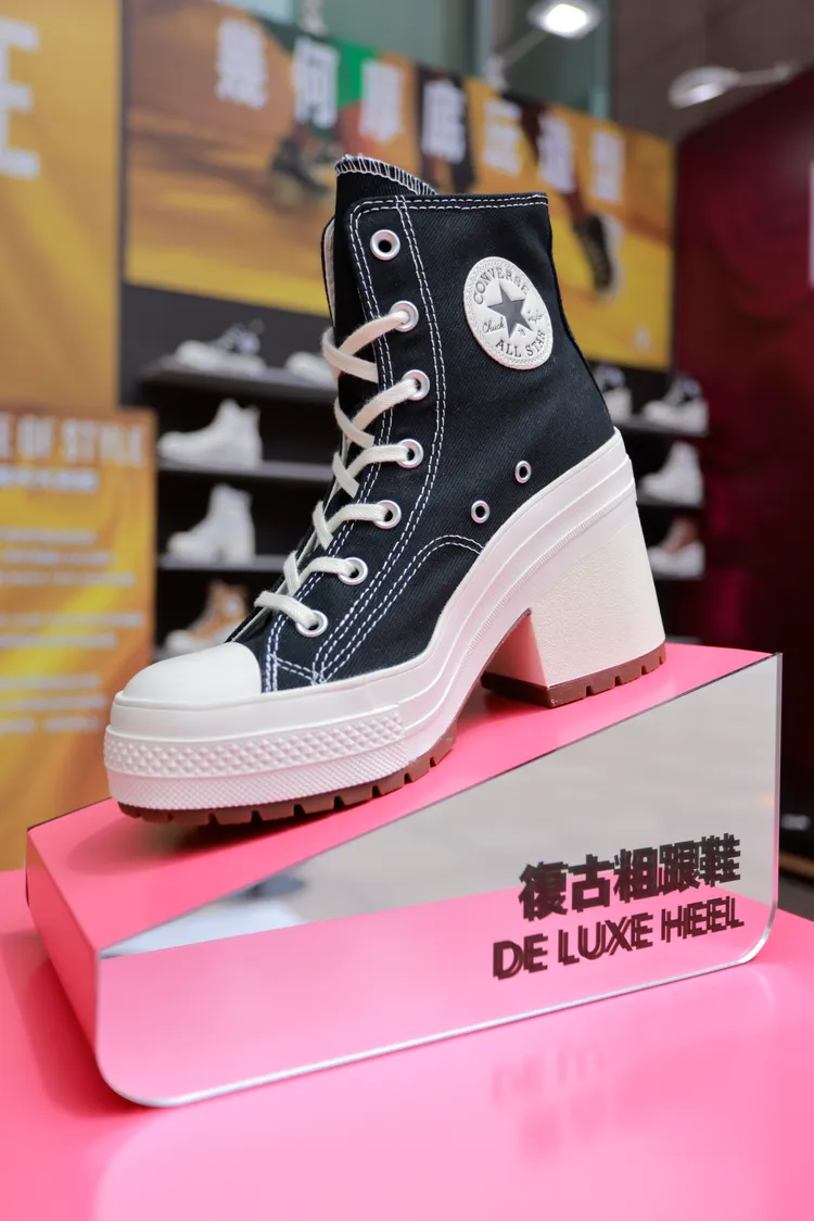 DE LUXE HEEL復古粗跟鞋打造出長腿增高的效果。品牌提供