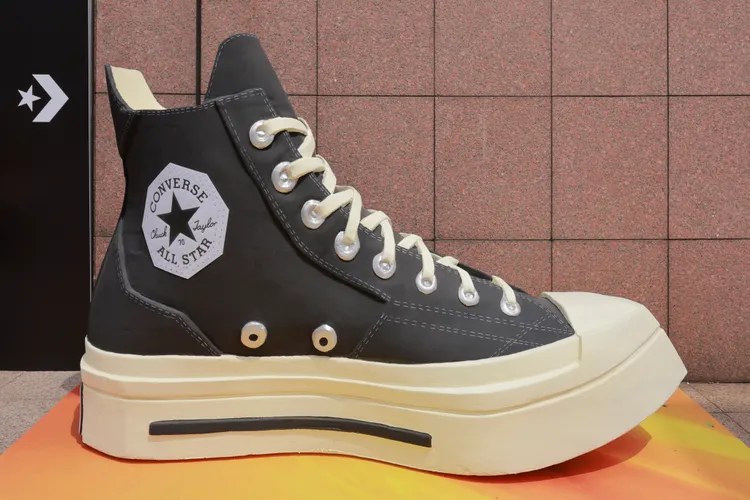 現場擺放幾何Chuck 70巨型裝置。品牌提供