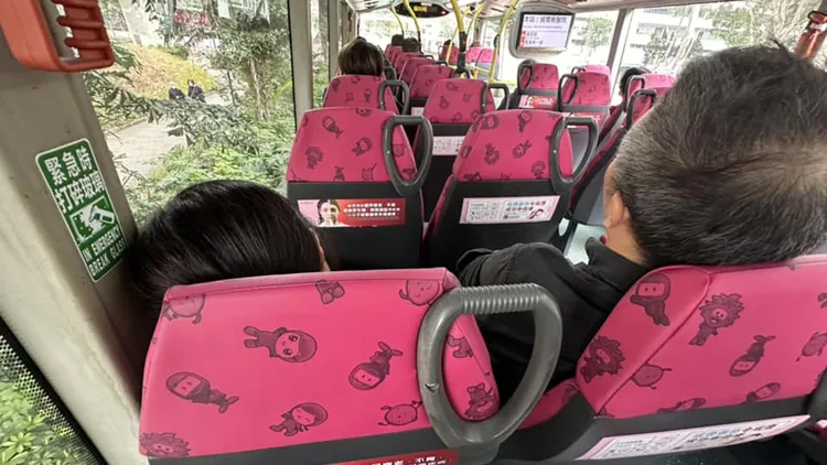 夫妻倆被《大悲咒》反制後，收起手機睡覺。翻攝自「西環變幻時」臉書