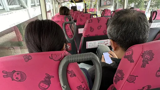 夫妻搭公車大聲播抖音　女乘客怒「貼身施放大悲咒」成功伏魔