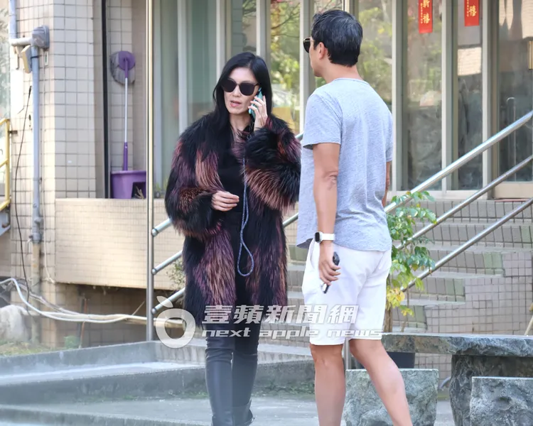 林熙蕾走到路旁接起電話，老公楊晨在旁耐心等待。特勤中心攝