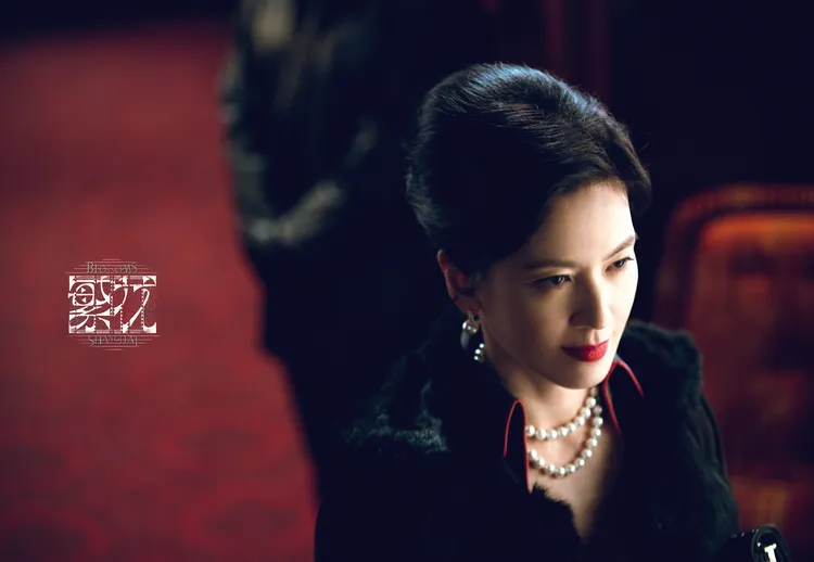 林熙蕾在夯劇《繁花》中扮林太，穿的是古董級皮草。