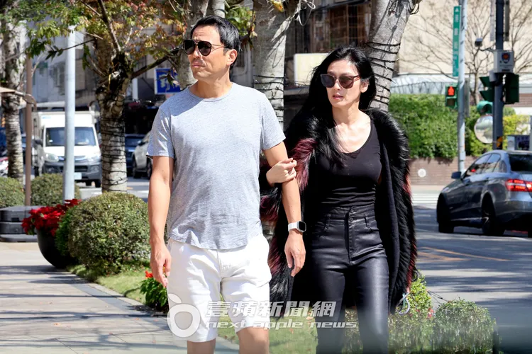 林熙蕾挽著老公楊晨的手臂，夫妻倆身體依偎在一起。特勤中心攝