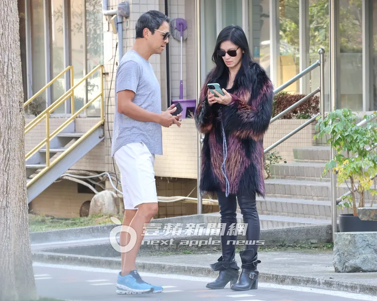 林熙蕾途中不時查看手機訊息，老公看似相當關心。特勤中心攝