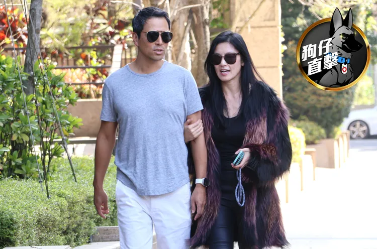 林熙蕾（右）在夯劇《繁花》演活林太一角，日前穿人工皮草，重現劇中經典穿搭，和老公楊晨在街頭牽手漫步。特勤中心攝