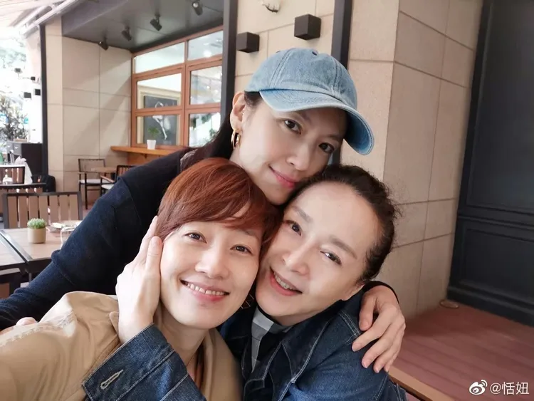 林熙蕾和馬伊琍（前排左）是上海鄰居好友，恬妞（前排右）和馬伊琍則因拍戲成好友。翻攝自恬妞微博