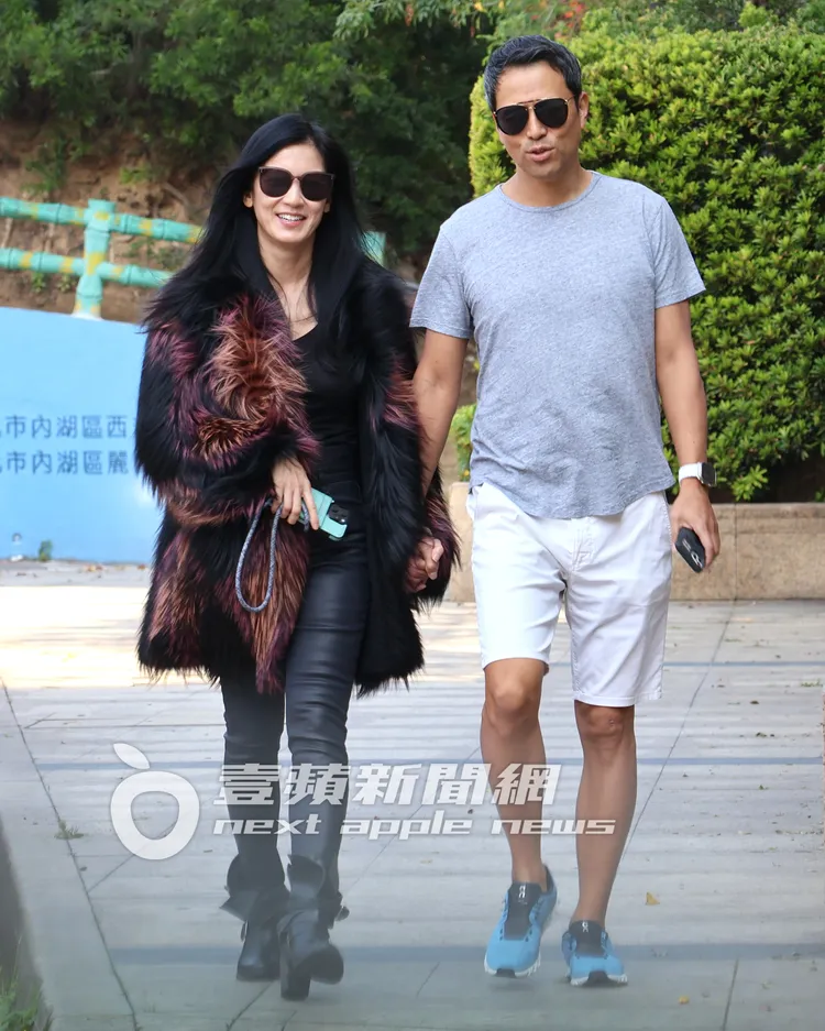 駐顏有術的林熙蕾長髮飄逸，披著華麗的人工皮草，和老公楊晨都戴著墨鏡，露出甜笑。特勤中心攝
