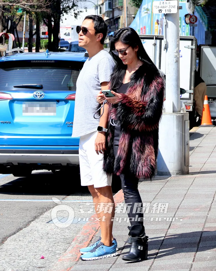 林熙蕾等過馬路時，才放開老公的手查看手機。特勤中心攝