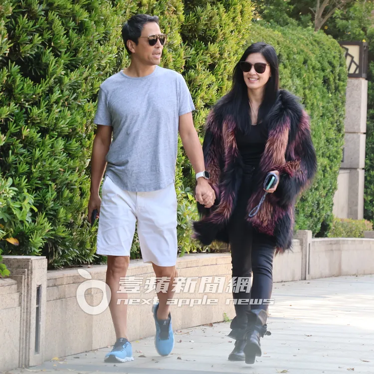 林熙蕾穿著皮草跟老公楊晨牽手散步，欣賞沿路風景。特勤中心攝