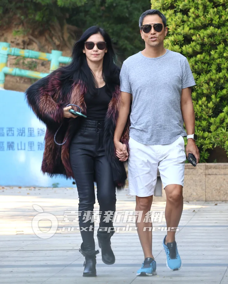 女神林熙蕾穿著酷帥時髦，與老公楊晨漫步街頭。特勤中心攝