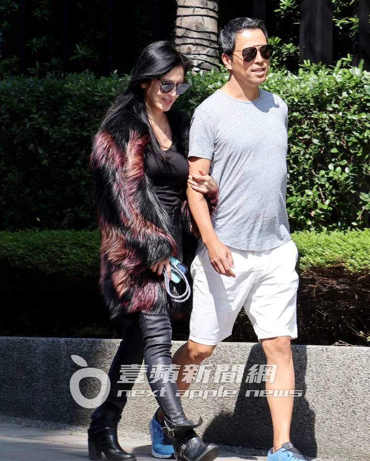 林熙蕾挽著老公楊晨的手外出散步，夫妻感情甜蜜。特勤中心攝