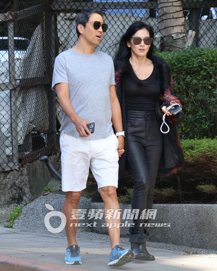 林熙蕾與楊晨並肩牽手散步談心。特勤中心攝
