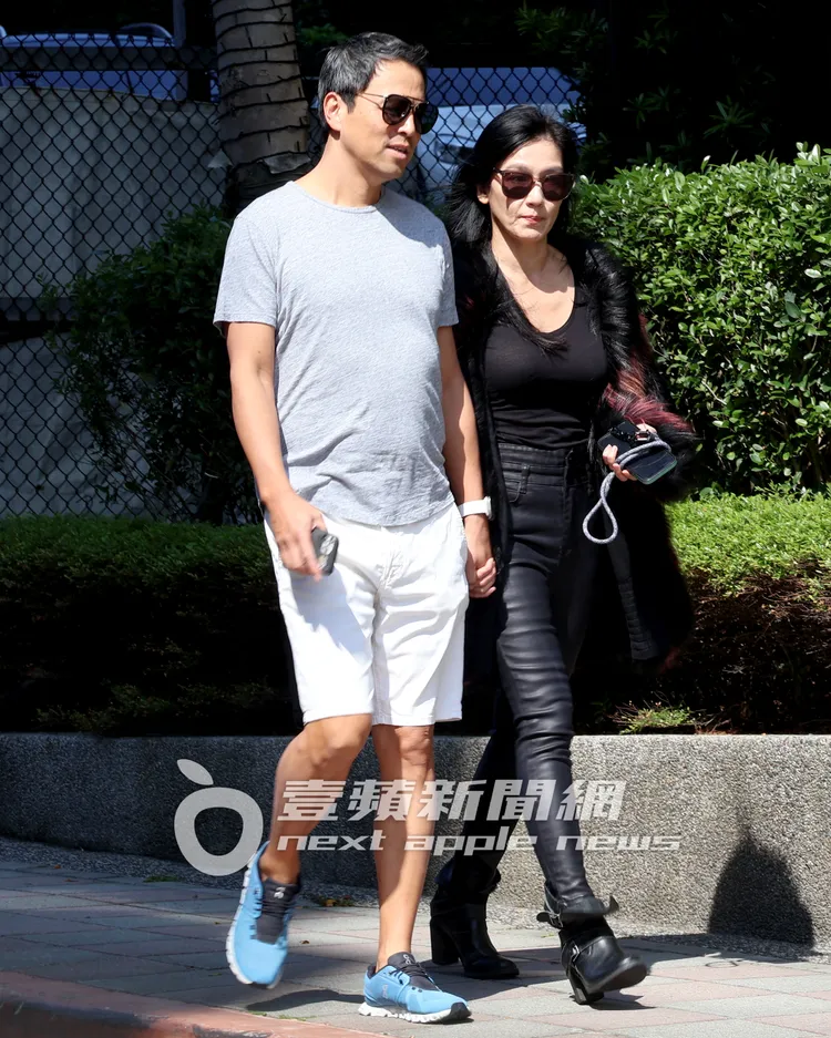 林熙蕾緊牽楊晨的手，仔細聆聽老公講話，增進夫妻感情。特勤中心攝