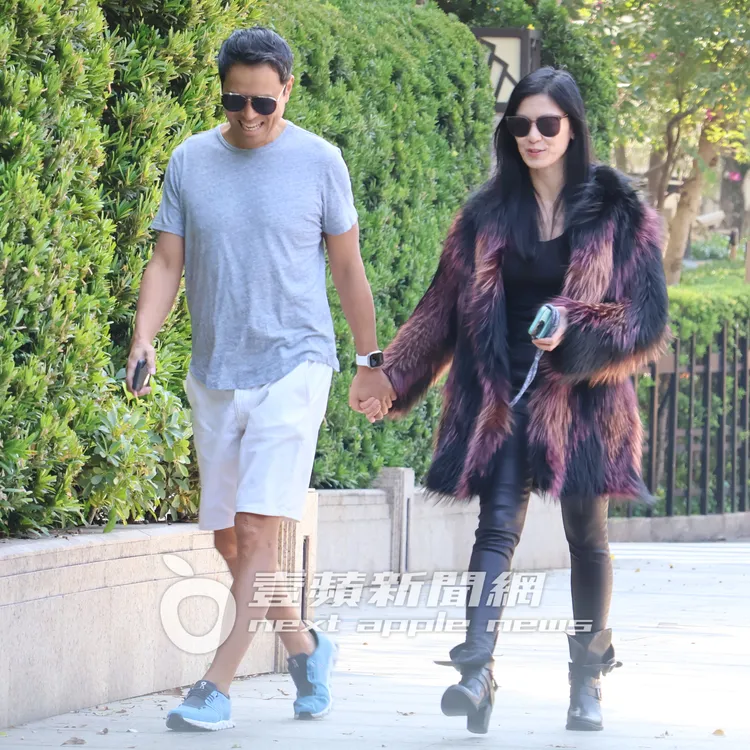林熙蕾和老公楊晨同樣戴著墨鏡，一路緊牽著手，結婚13年感情依舊十分甜蜜。特勤中心攝