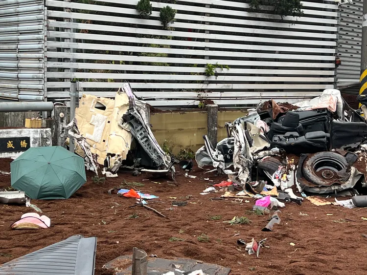 自小客車身斷裂。鮮明攝