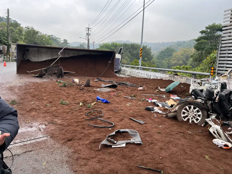 聯結車過彎疑因車速過快及超載肇事。鮮明攝