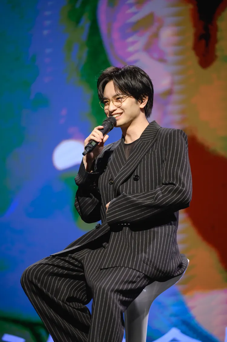 中島健人掏出眼鏡，重現《客廳裡的松永先生》角色造型。大鴻藝術BIG ART提供