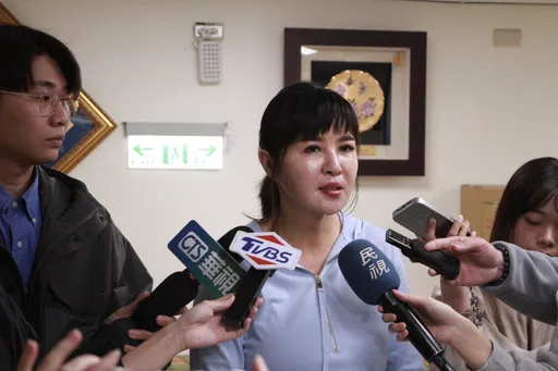 陳重文遭突擊搜索帶走! 王欣儀:質詢恐有寒蟬效應