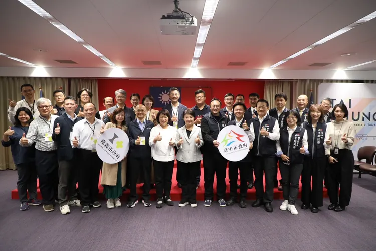 嘉市府團隊前往台中取經，與盧秀燕開心合影。市府提供