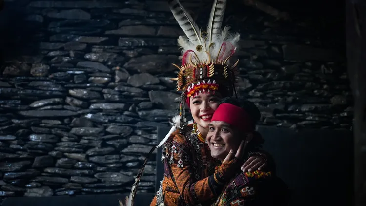 新人遵循排灣族貴族傳統婚禮隆重儀式，完成終身大事。茂管處提供