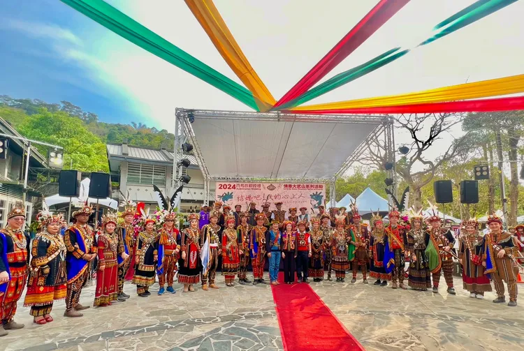 新人在眾人祝福下完成終身大事。屏縣府提供