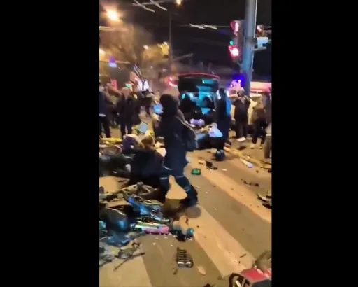 北京罕見汽車衝撞機車及行人 現場多人受傷