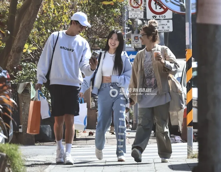 三人離開咖啡廳，一路有說有笑，還對著路口凸面鏡自拍，一同度過愉快的午茶時光。特勤中心攝
