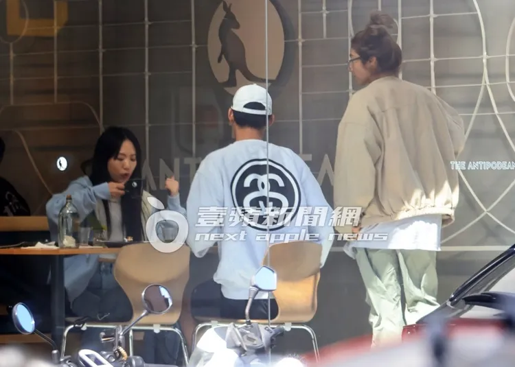 孫盛希（左）喝著咖啡，瑞瑪席丹起身去洗手間。特勤中心攝