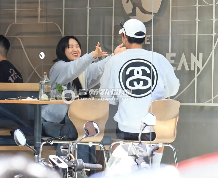 與Andy獨處時，孫盛希（左）開心的舉起雙手想捧Andy的臉。特勤中心攝