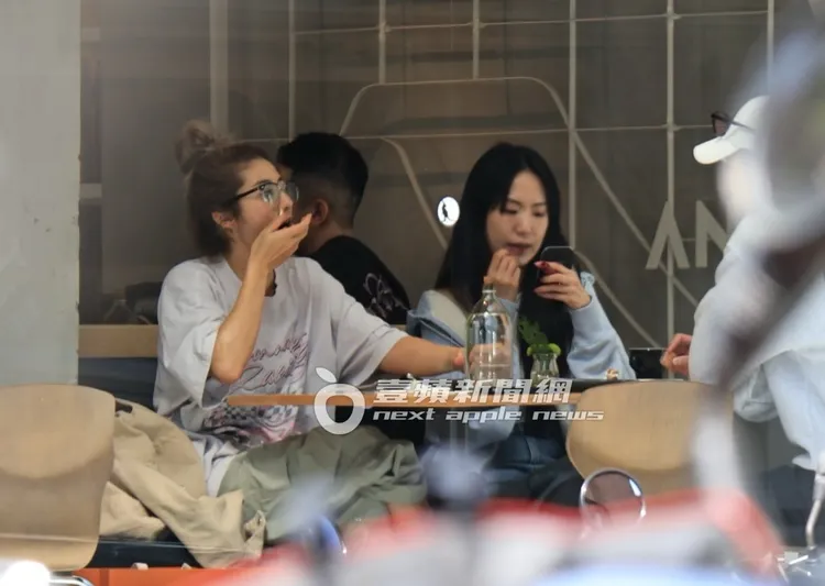 瑞瑪席丹（左）大剌剌吃下午茶，一旁的孫盛希則是把握時間補妝。特勤中心攝