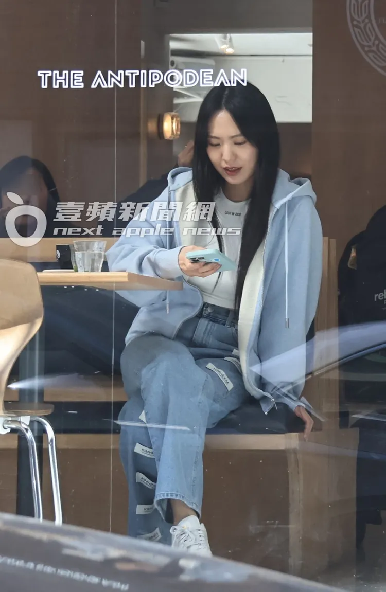 孫盛希獨自在位子上滑手機。特勤中心攝
