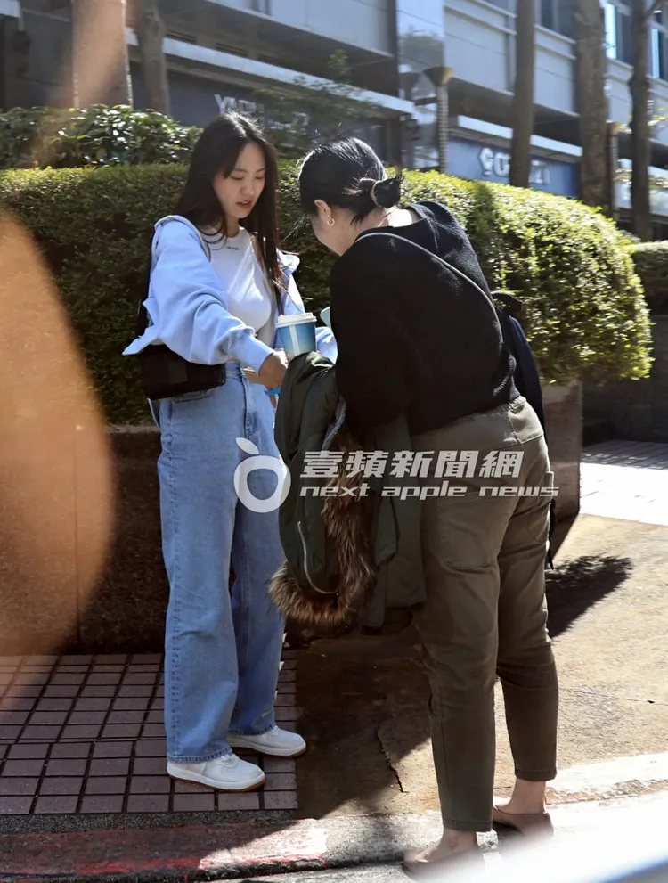 遇到友人，孫盛希（左）開心分享外帶的下午茶。特勤中心攝