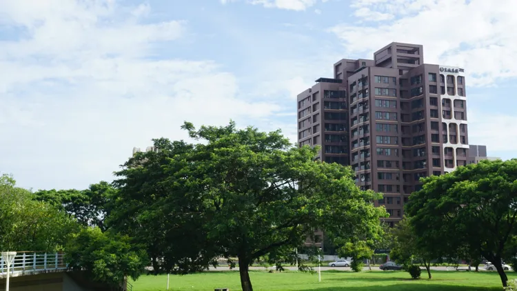 高雄各區重大建設多，導致各區房價持續走揚。葉家銘攝