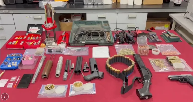 警方查扣改造手槍及改造散彈槍各1把、子彈與改造槍枝工具一批。翻攝畫面