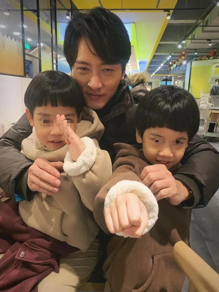 馬俊麟暫時失業陪雙胞胎兒子。翻攝馬俊麟臉書