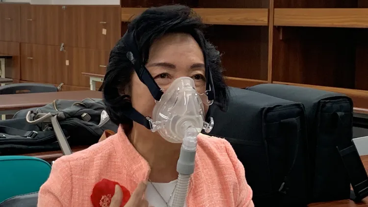 彭女自稱「一上床就睡著」，不料健檢時發現自己竟罹患重度阻塞性睡眠呼吸中止症。部立台中醫院提供