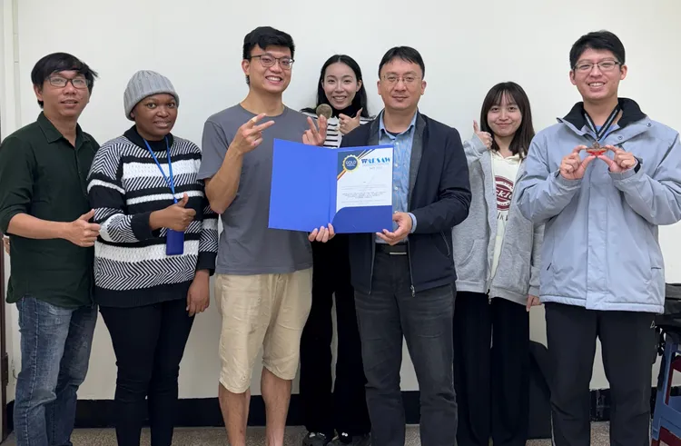 中山環境工程研究所副教授張耿崚（右三）與研究團隊將農業廢棄物轉化為奈米纖維素。中山大學提供