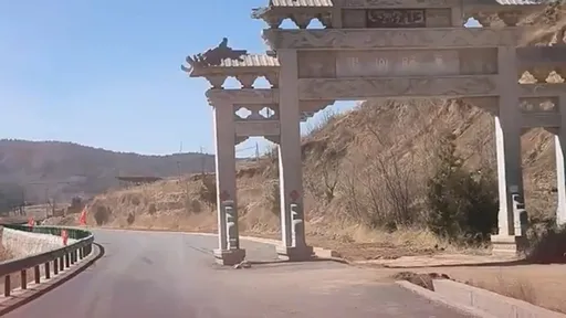 旅遊公路上竟有一座牌樓 柱子插路中間封近半車道
